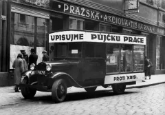 Automobil s reklamou proti krizi (1933), ČTK