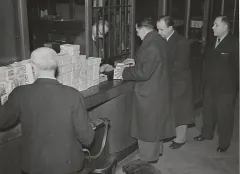 Fronty lidí na přepážce při měnové reformě (1945)
