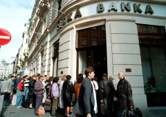 Fronta před pobočkou České banky po vyhlášení odebrání licence (1995), Zbyněk Stanislav, ČTK