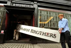 Zaměstnanci Christie's se znakem Lehman Brothers (2010), John Stillwell, PA