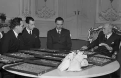 Prezident Beneš přebírá drahé kovy na zlatý poklad republiky (1945), ČTK